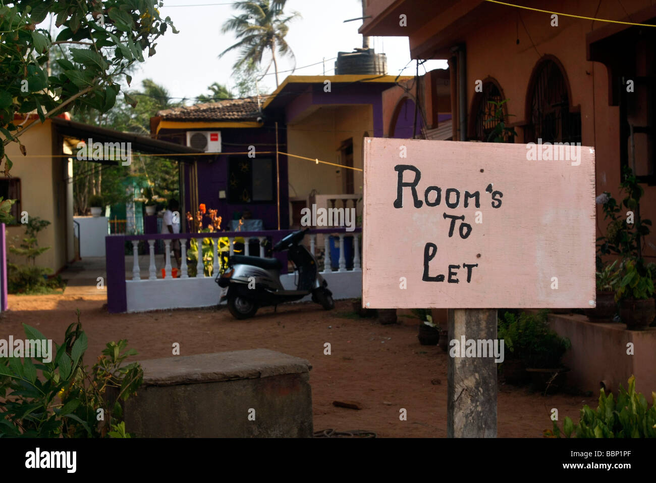 Un segno annuncia camere disponibili per affitto a Candolim nel nord di Goa in India. Foto Stock