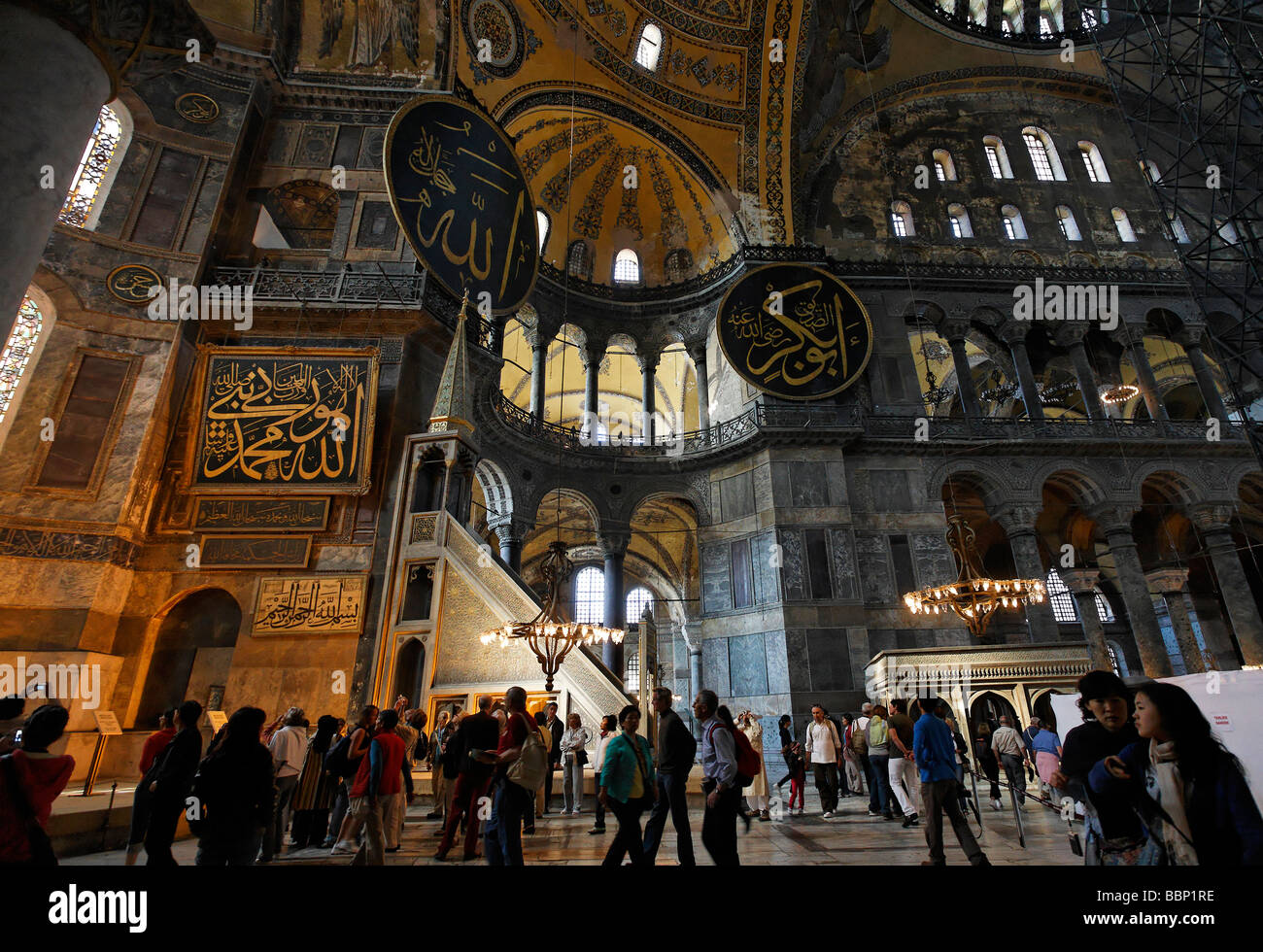 Hagia Sophia, Aya Sofya, interno con molti turisti, Sultanahmet, Istanbul, Turchia Foto Stock