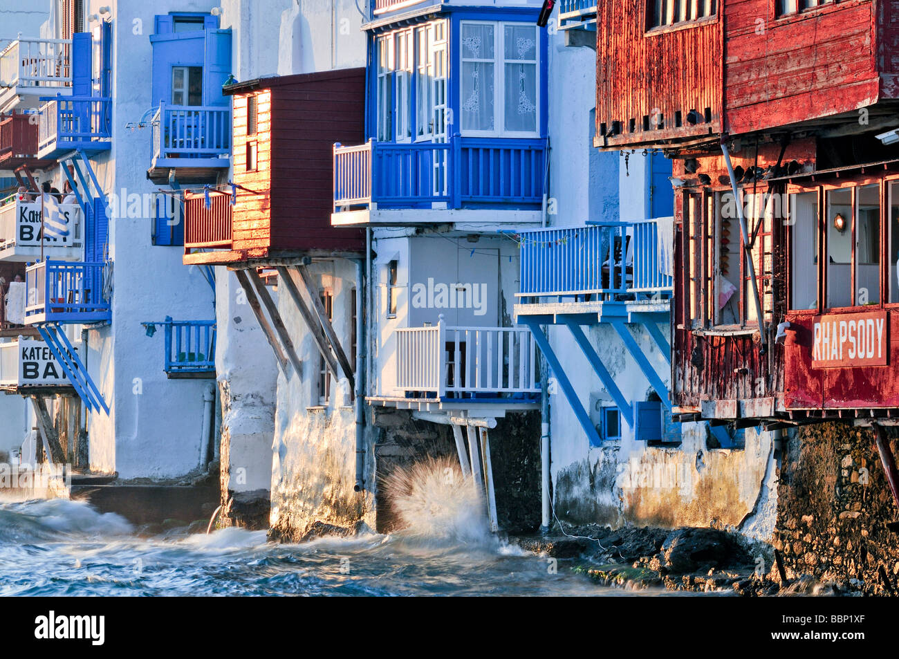Facciate di case presso l'oceano, colorati balconi in legno "Piccola Venezia", Mykonos, Cicladi Grecia, Europa Foto Stock