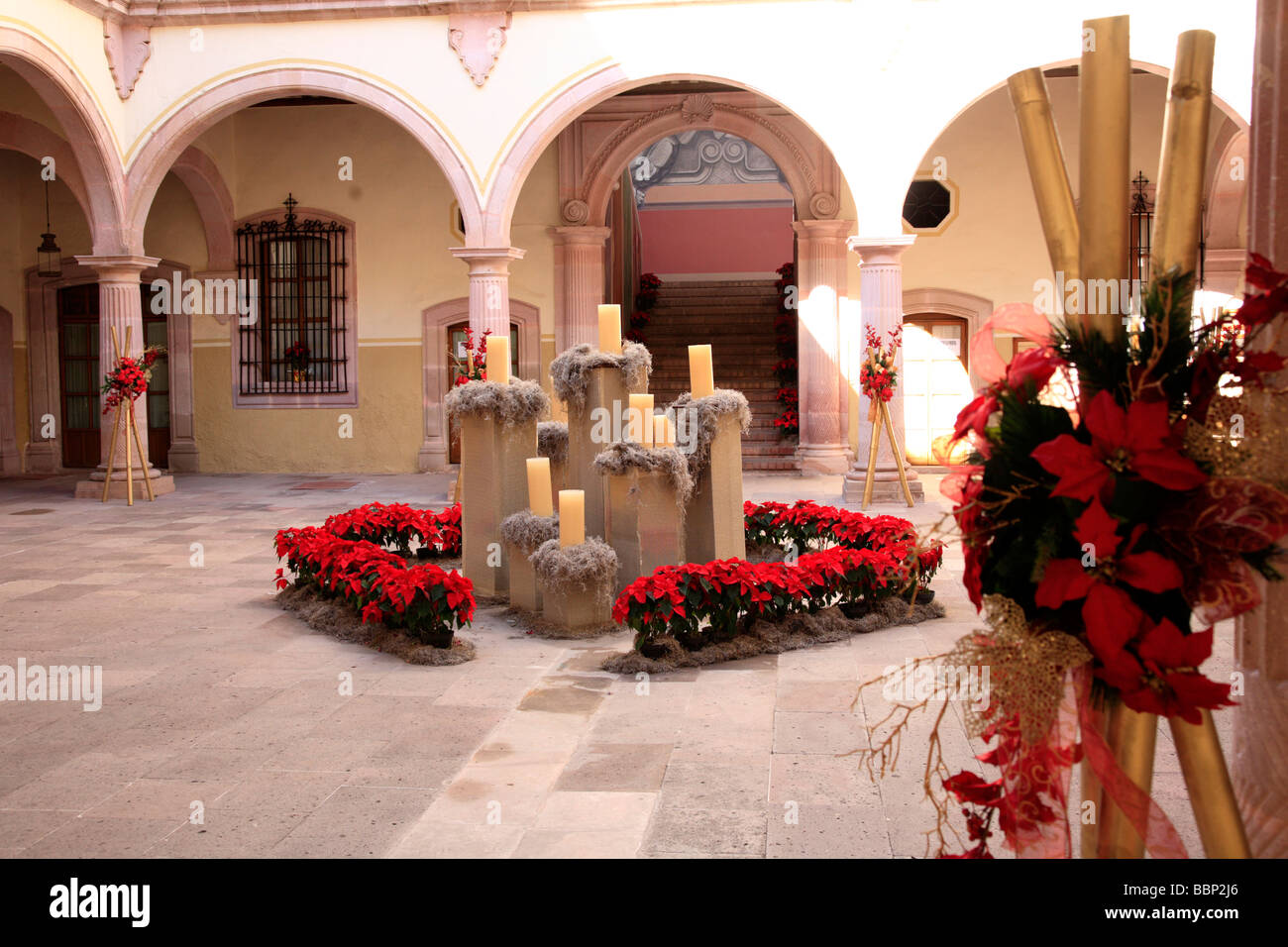 Zacatecas città messicana architettura coloniale della vigilia di natale decorazione candele pittoresco edificio goberment messico viaggi Foto Stock