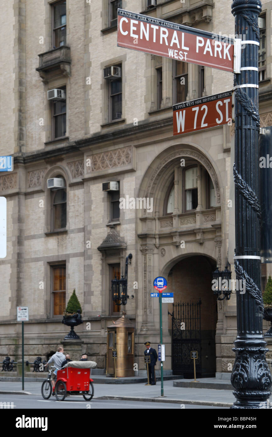 L'ingresso principale al Dakota Building (West 72a sopraslivellamento ST), New York, dove John Lennon è stato assassinato nel 1980. Foto Stock