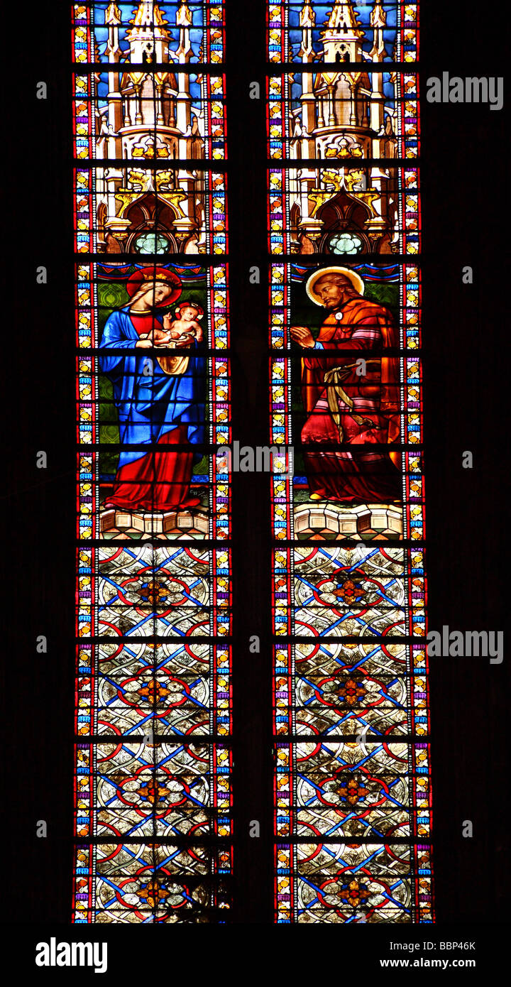 Il vetro macchiato Narbonne cattedrale gotica di San Giusto e santo Pasteur Languedoc-Roussillon Francia Foto Stock