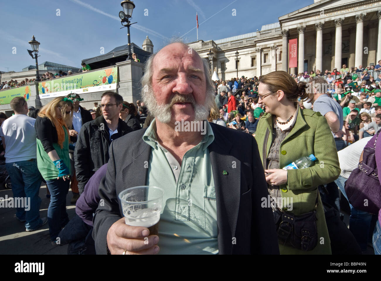 IRISH MAN tenendo un bicchiere da birra DURANTE LA ST PATRICK DAY Foto Stock