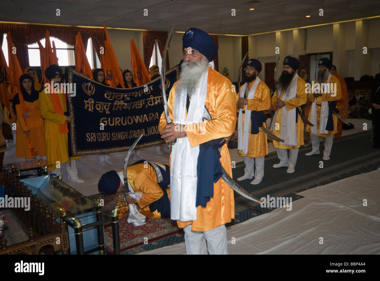 I sikh in sala culto a Hounslow Gurdwara per celebrazioni Vaisakhi . Il Panj Pyare prua al Guru Granth Sahib Foto Stock