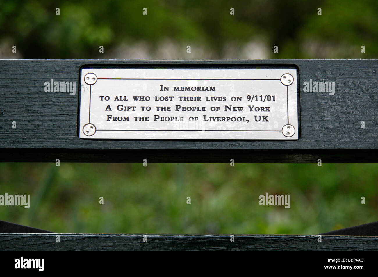 La placca su un 9/11 Memorial panchina vicino al 'Imagine' mosaico in Strawberry Fields, al Central Park di New York. Foto Stock