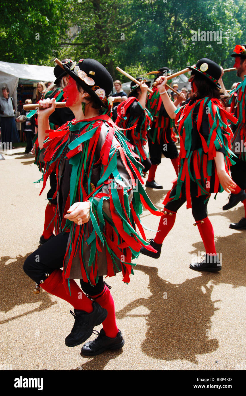Femmina ballerini Morris eseguendo in Winchester, Hampshire, Inghilterra, Regno Unito Foto Stock