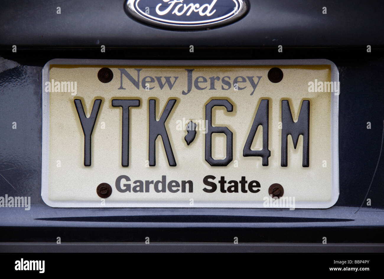Close up di un nuovo stato di Jersey targa. Auto parcheggiate in New York. Foto Stock