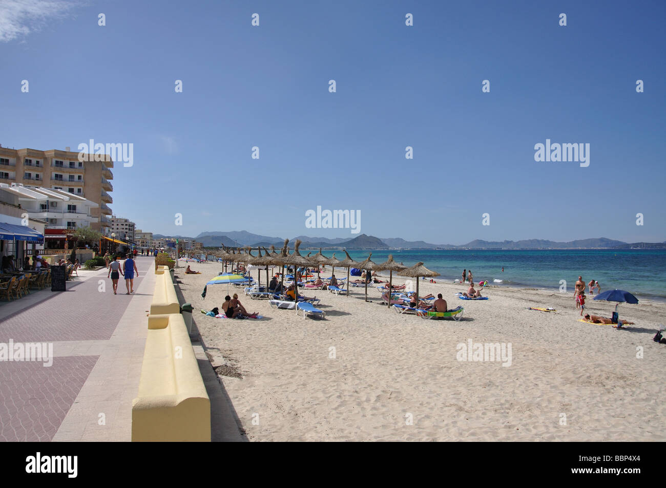 Vista sulla spiaggia, Can Picafort, Maiorca (Maiorca), Isole Baleari, Spagna Foto Stock