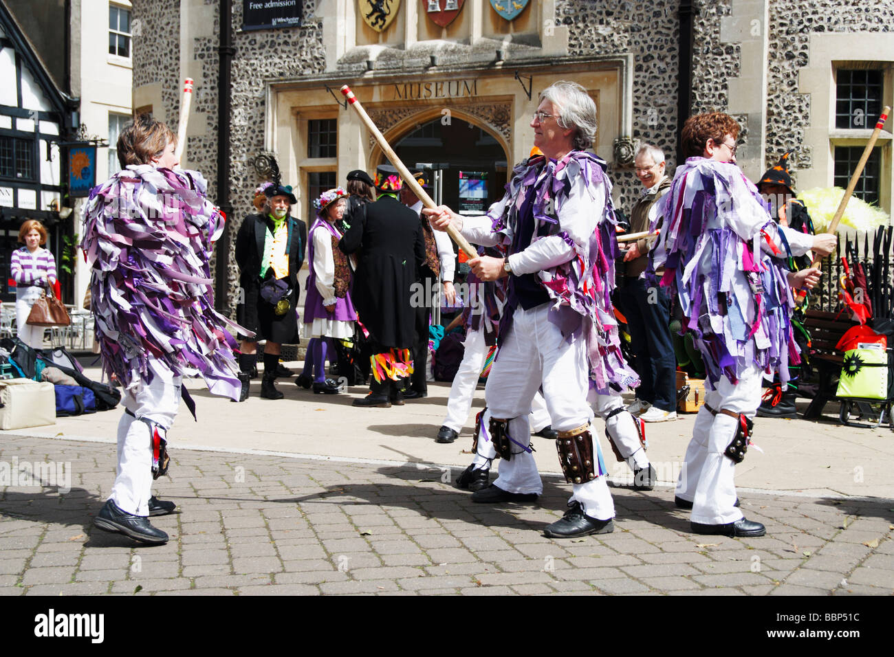 Morris ballerini eseguono in Winchester, Hampshire, Inghilterra, Regno Unito Foto Stock