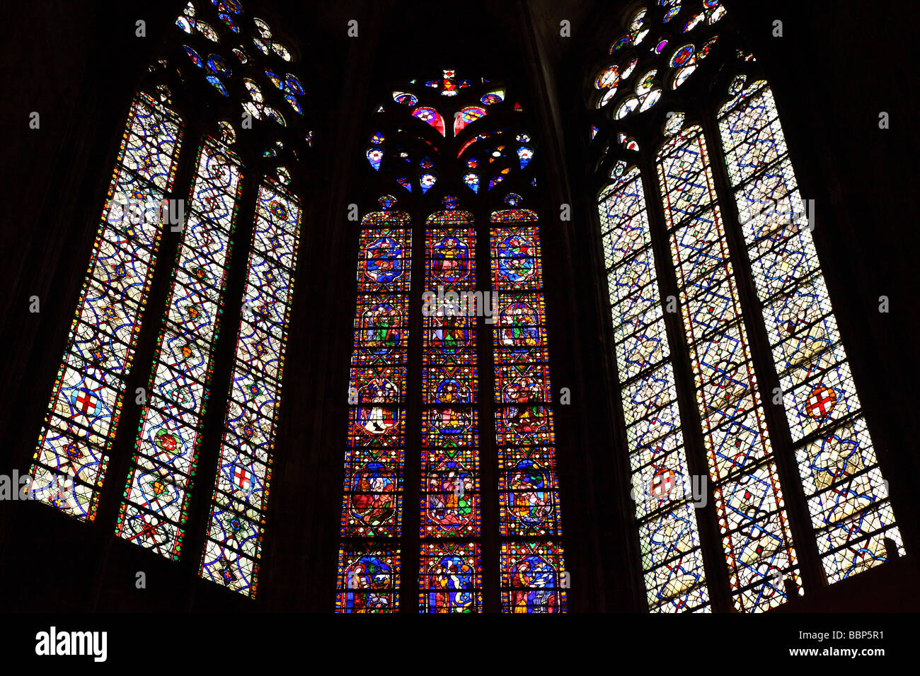 Il vetro macchiato Narbonne cattedrale gotica di San Giusto e santo Pasteur Languedoc-Roussillon Francia Foto Stock