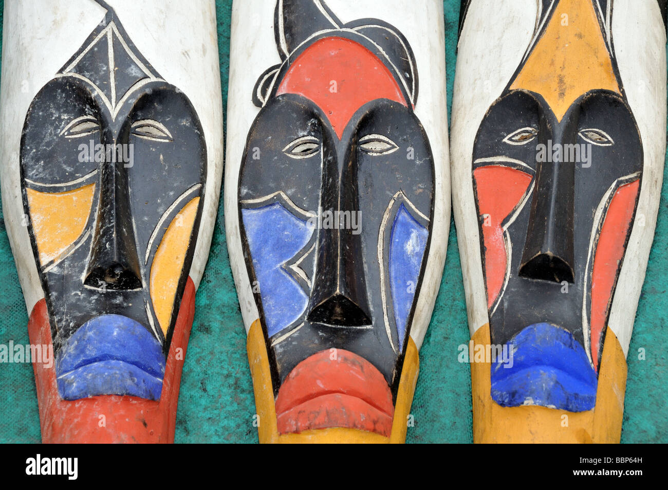 Colorate maschere africane per la vendita a Città del Capo in Sud Africa Foto Stock