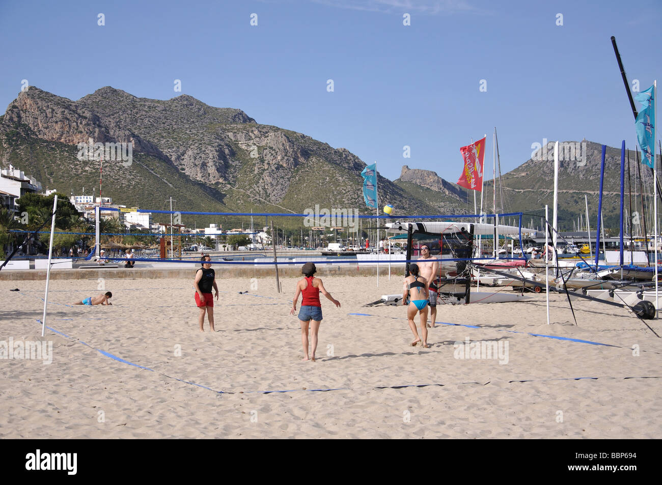 Partita di pallavolo sulla spiaggia, il Port de Pollenca, Pollenca comune, Maiorca, isole Baleari, Spagna Foto Stock