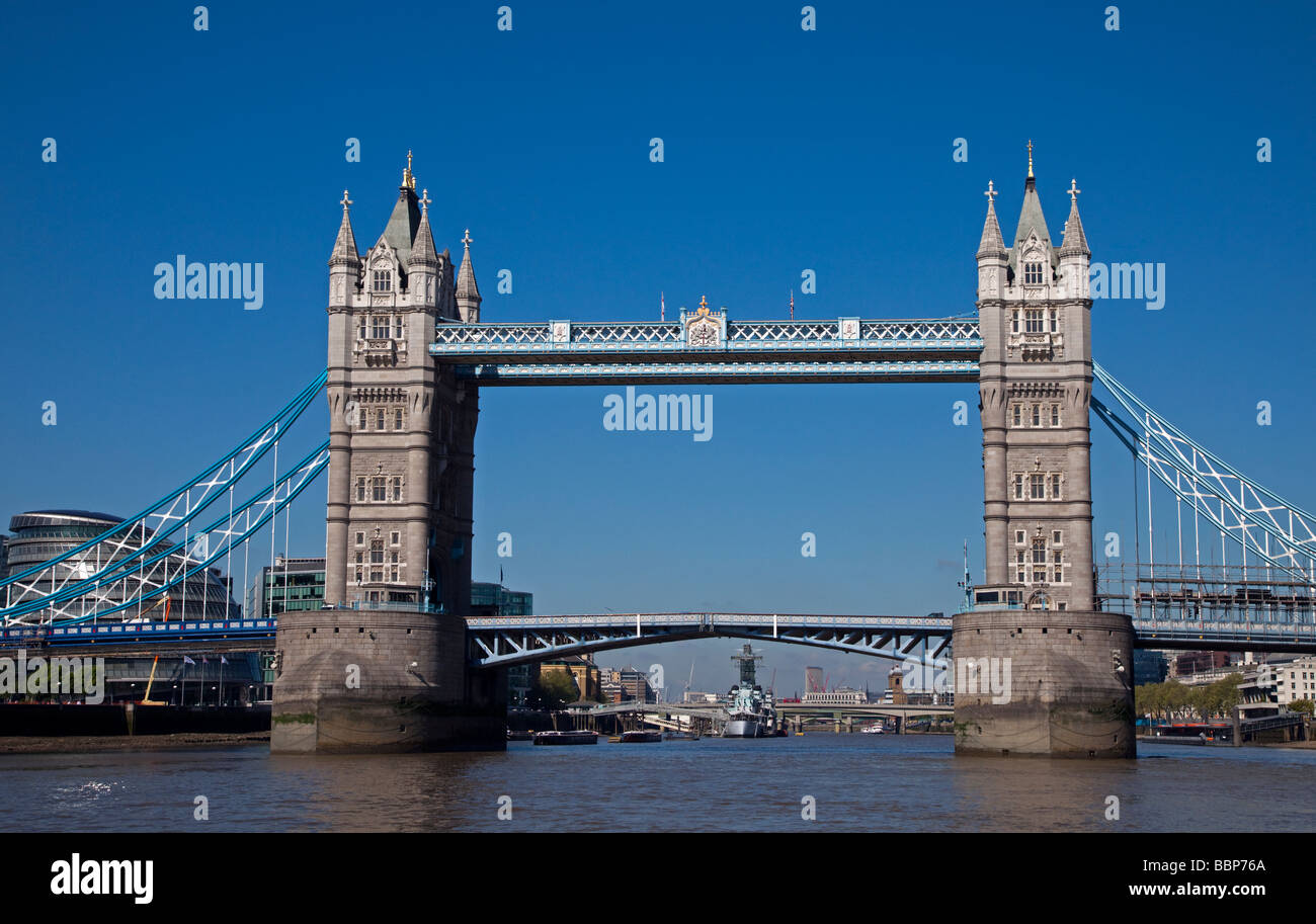 Il Tower Bridge e il fiume Tamigi, Londra, Inghilterra Foto Stock