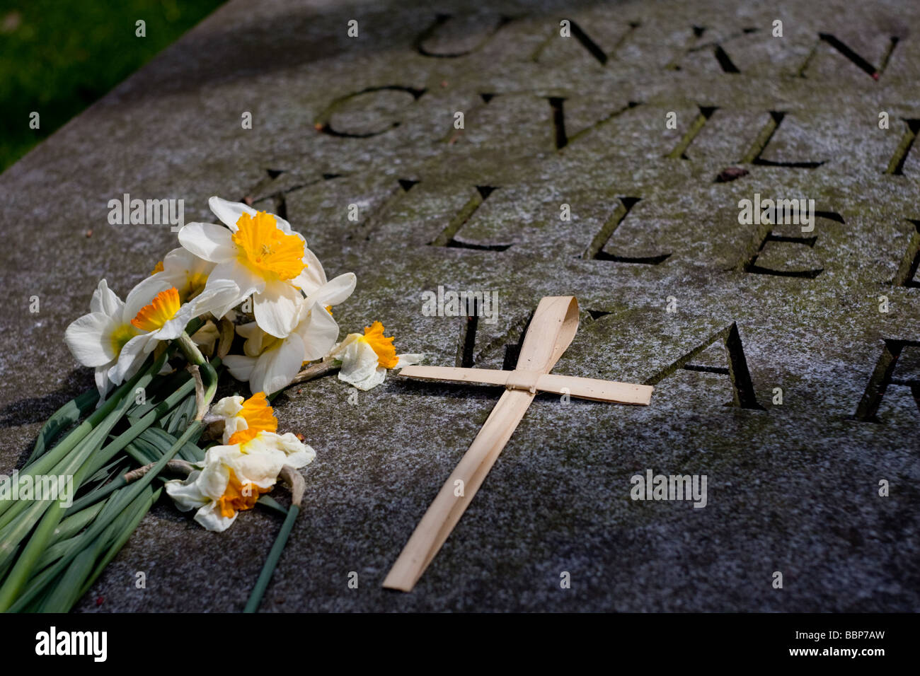 Un monumento di pietra di civili uccisi in guerra vicino a Coventry Cathedral. Foto Stock