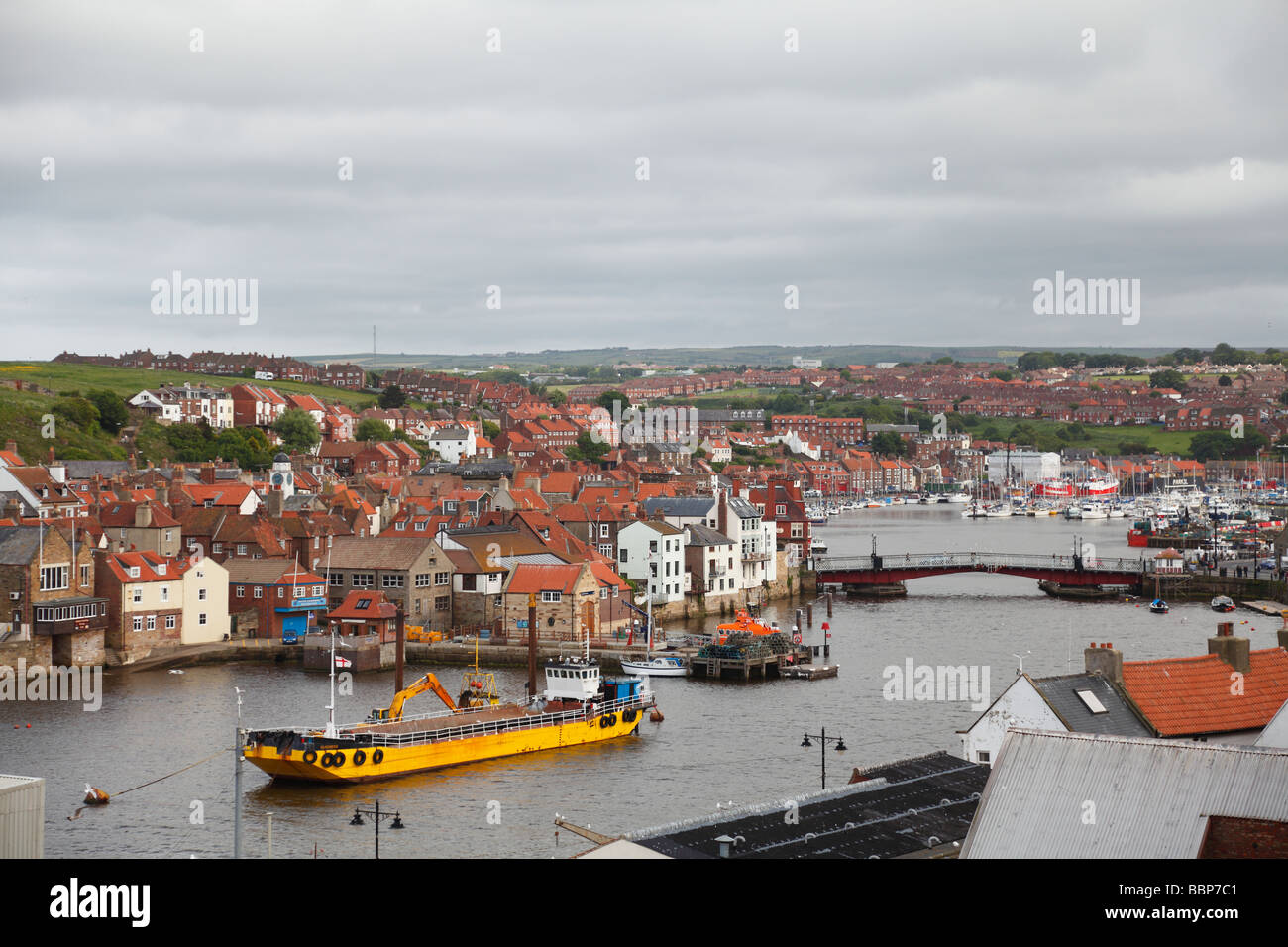 Whitby Harbour Draga nei pressi di ponte girevole Foto Stock