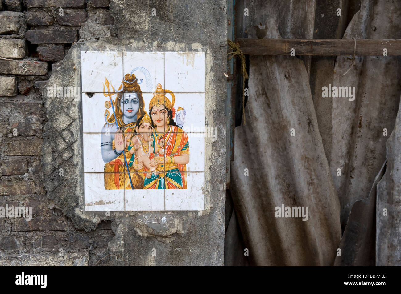 Immagini di Shiva su piastrelle in una parete di collassamento, MUmbai Foto Stock