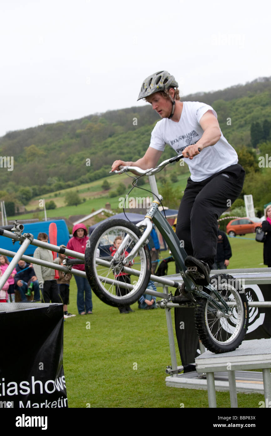 Champion trials mountain biker Dimostrare abilità nel salto giornata può Woodmancote Cheltenham Regno Unito 2009 Foto Stock