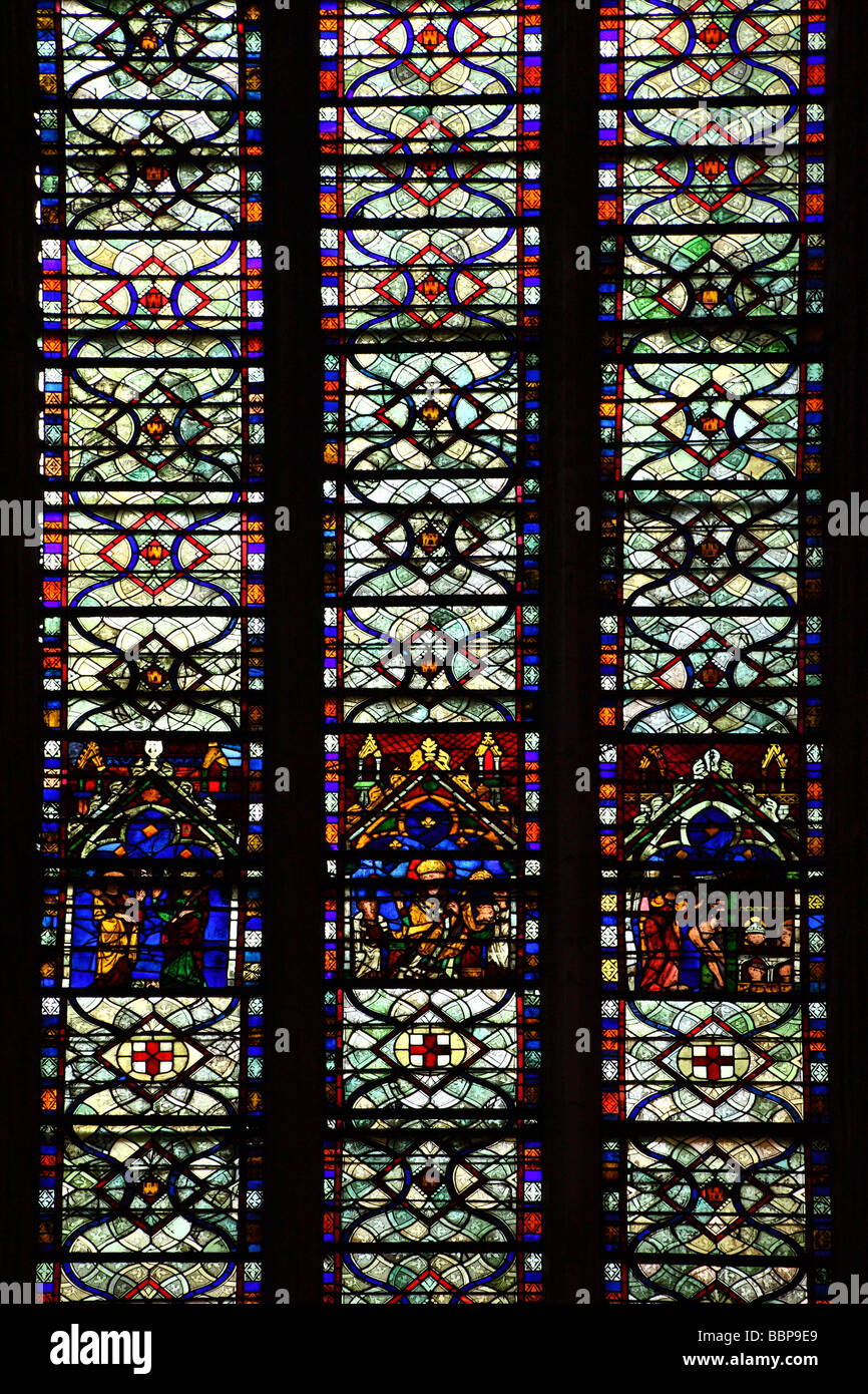 Il vetro macchiato Narbonne cattedrale gotica di San Giusto e santo Pasteur Languedoc-Roussillon Francia Foto Stock