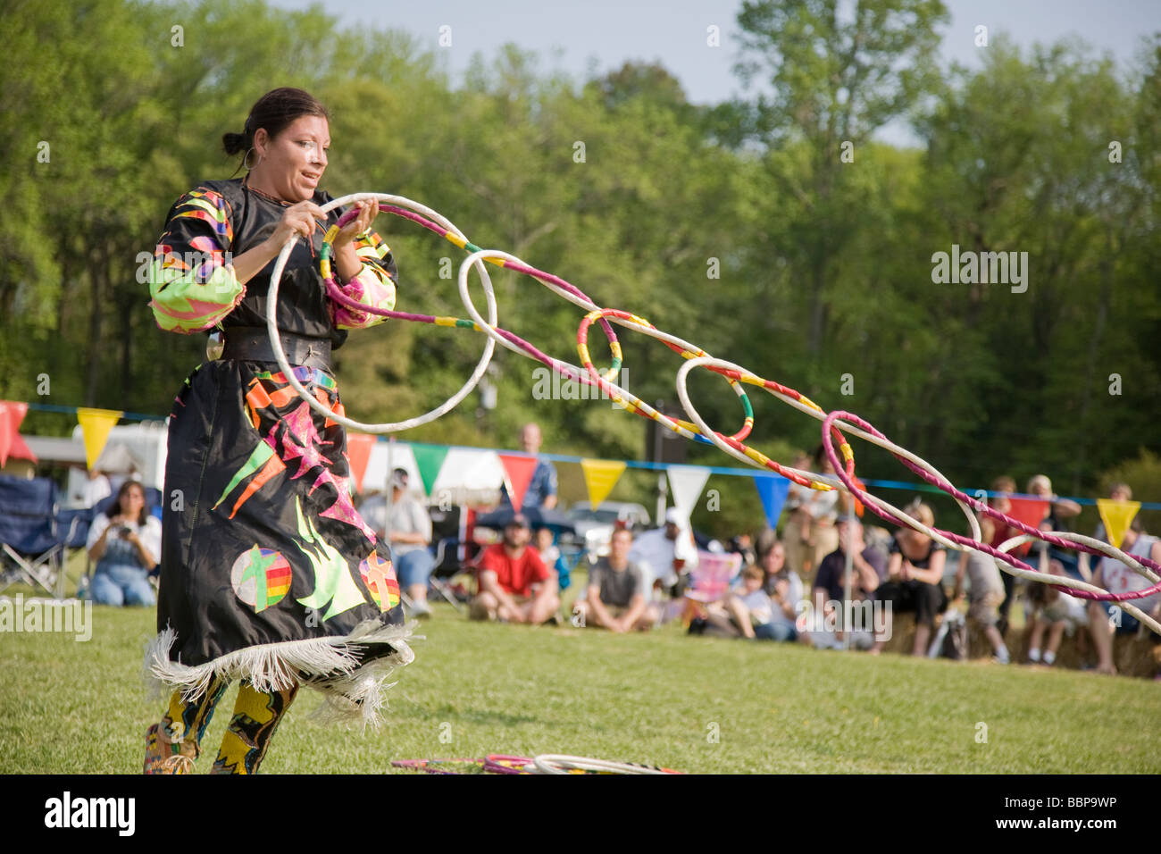 Un nativo americano hoop ballerina esegue al 8° Annuale Ala Rossa PowWow in Ala Rossa Park, Virginia Beach, Virginia. Foto Stock