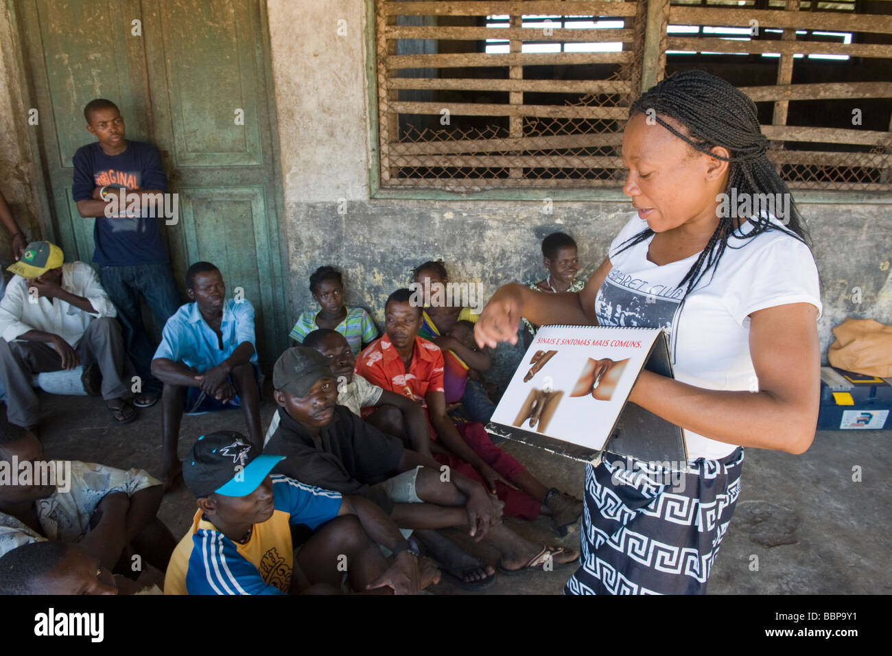 Il personale delle ONG implementando una HIV AIDS campagna di sensibilizzazione Quelimane Mozambico Foto Stock