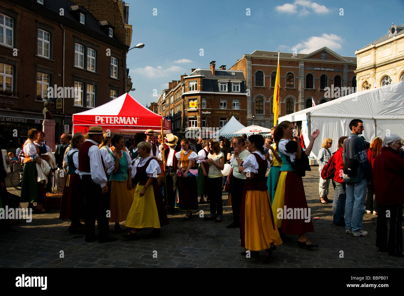 Ballerini eseguono a trampolo d'Oro Festival Namur Vallonia Belgio Foto Stock