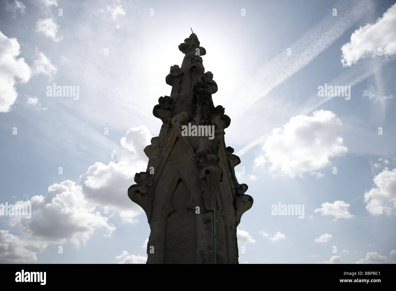 Profilo della chiesa particolare con il Cielo e nubi in background Foto Stock
