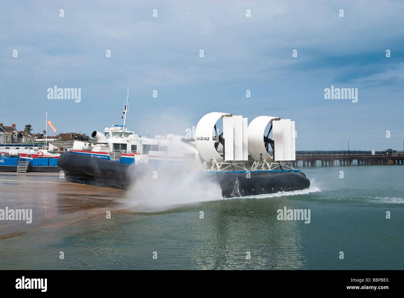 Ryde - Portsmouth hovercraft lasciando Ryde sull'Isola di Wight Foto Stock