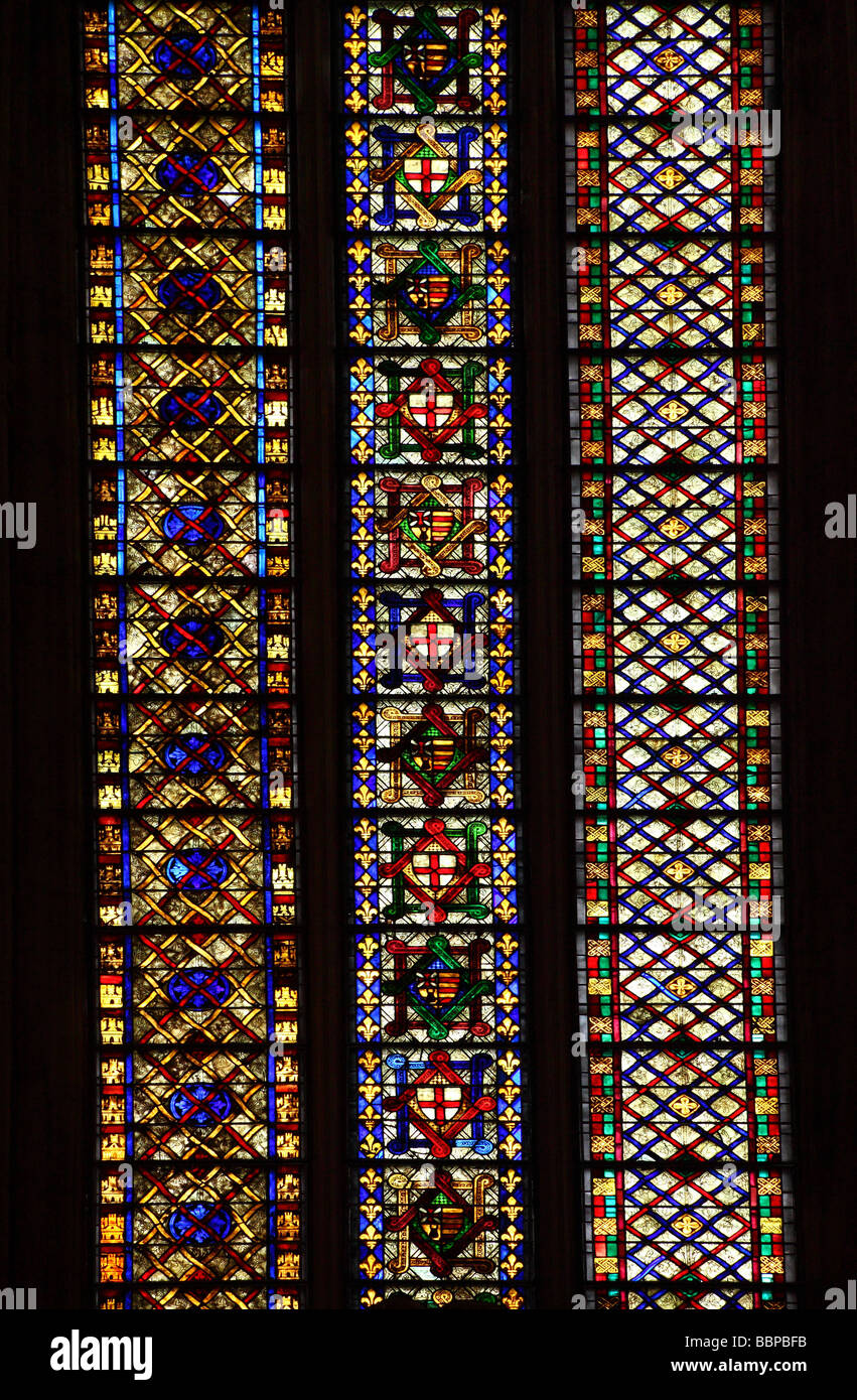 Il vetro macchiato Narbonne cattedrale gotica di San Giusto e santo Pasteur Languedoc-Roussillon Francia Foto Stock
