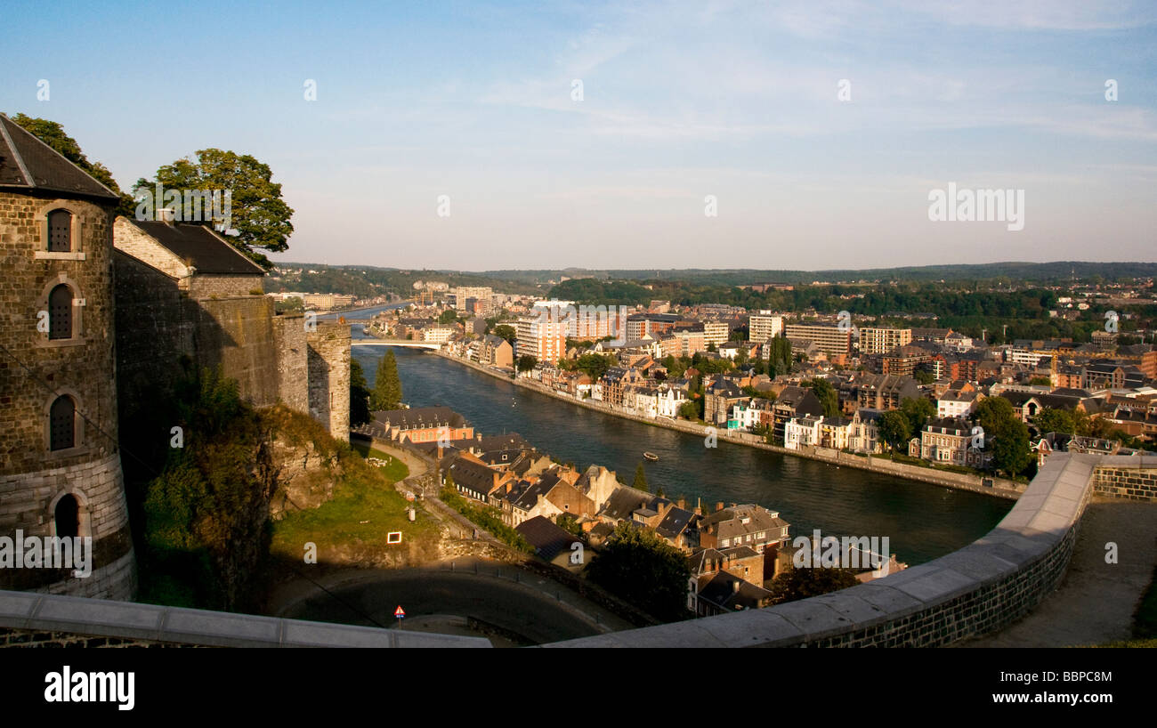Vista dalla cittadella di Namur oltre il Fiume Meuse Vallonia Belgio Foto Stock