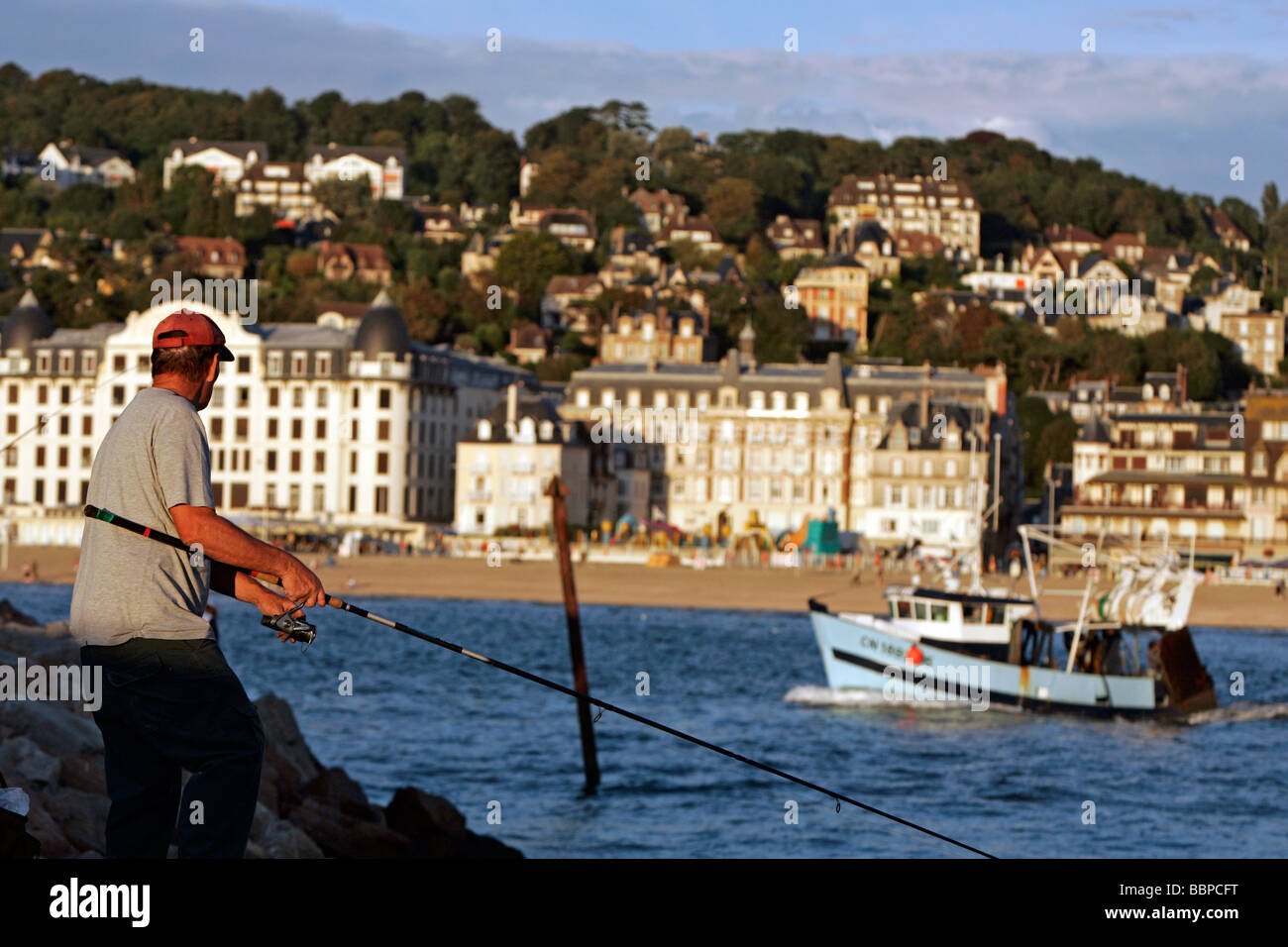 Pescatore di fronte alla spiaggia di Trouville-sur-Mer, Calvados (14), in Normandia, Francia Foto Stock