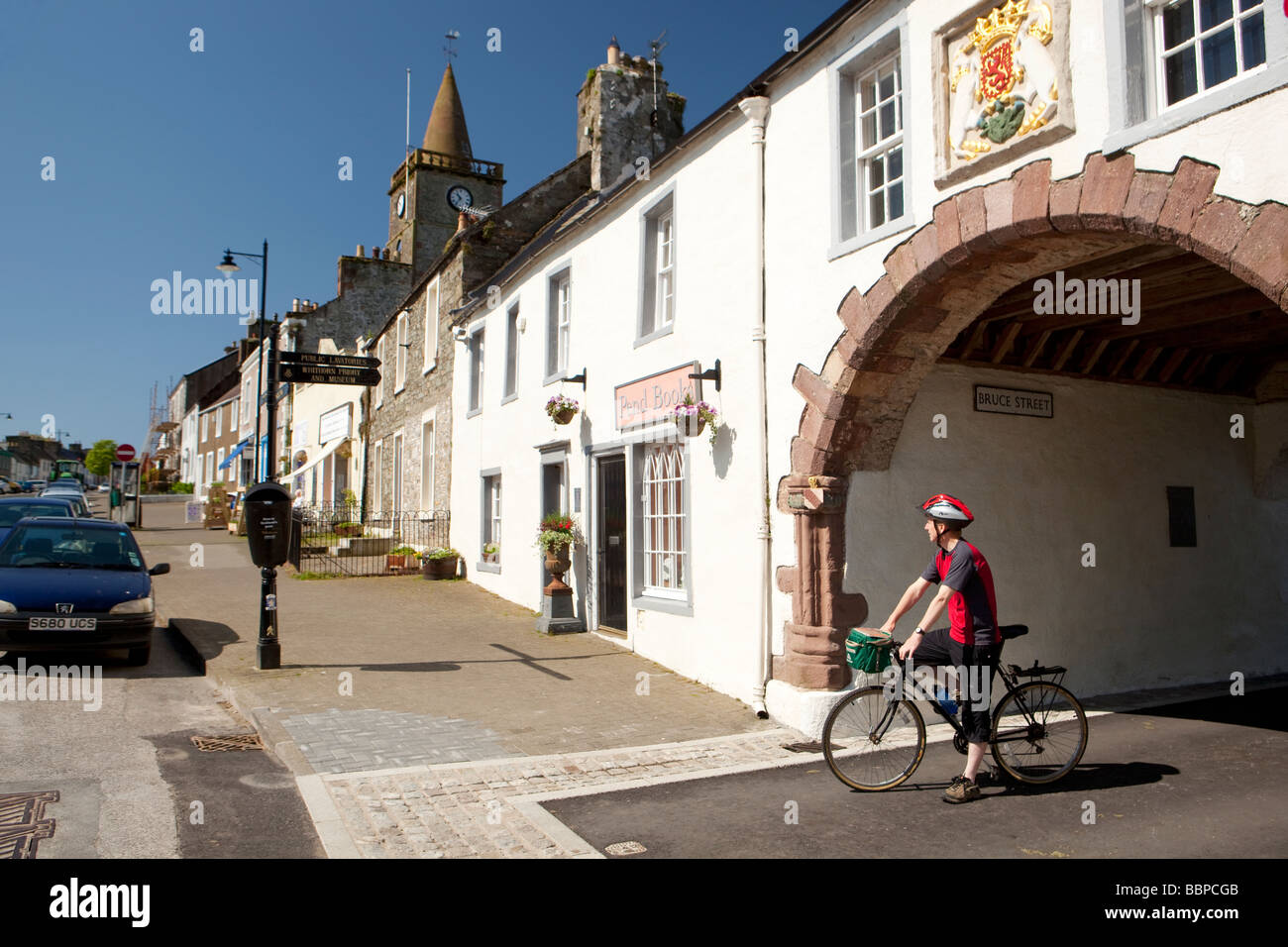 Ciclista poseing sotto il Pend che conduce fino a Whithorn Priory nella pittoresca città di Whithorn Dumfries and Galloway Scotland Regno Unito Foto Stock
