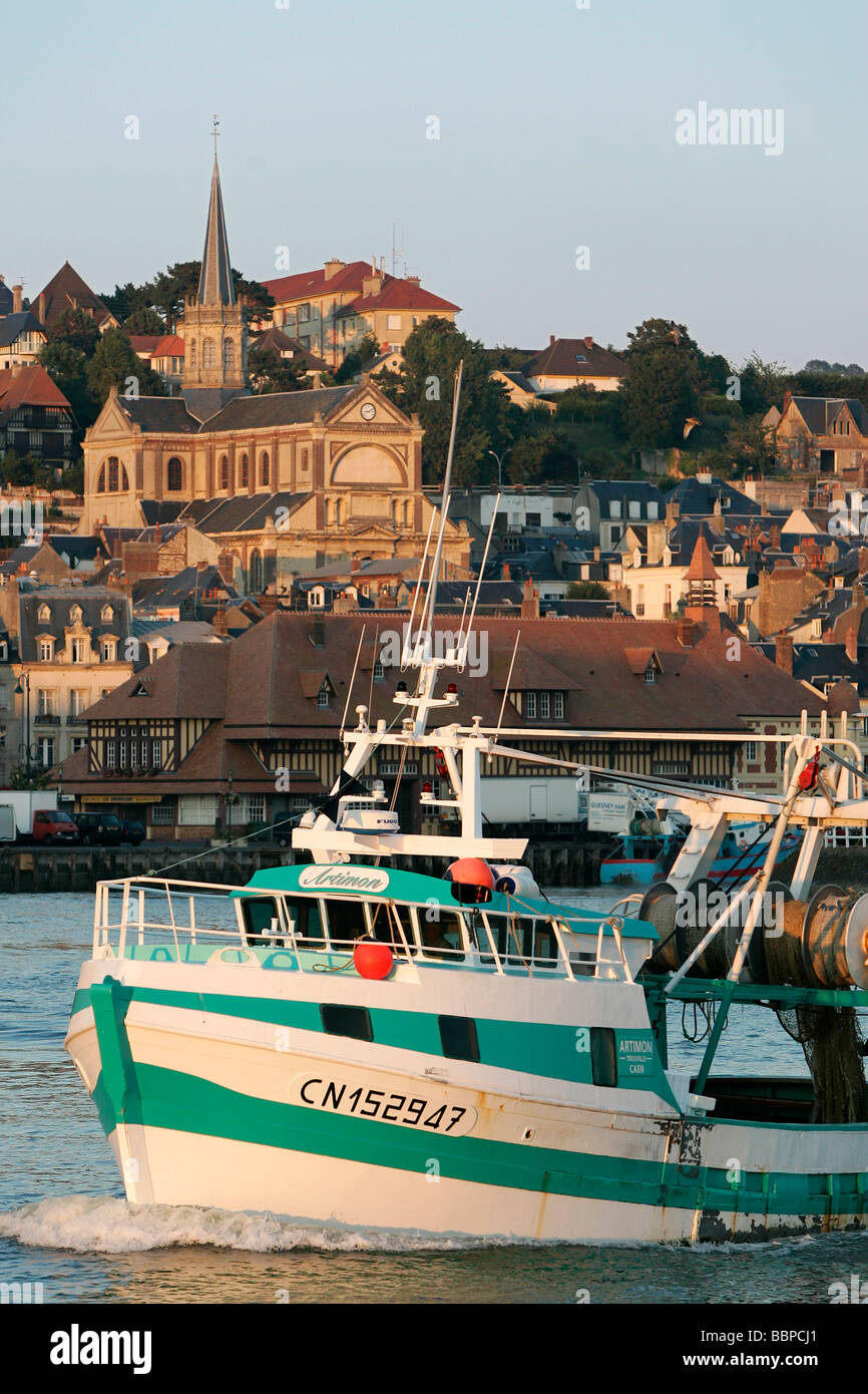Il porto e la CATTEDRALE DI NOTRE-DAME DES VICTOIRES CHIESA, Trouville-sur-Mer, Calvados (14), in Normandia, Francia Foto Stock