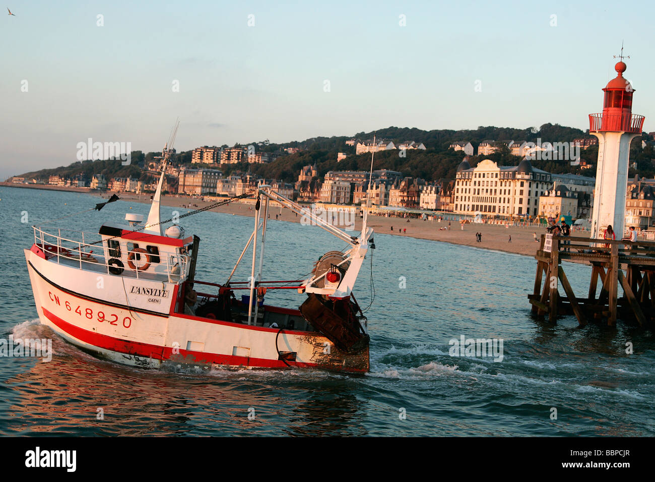 Barca da pesca e il faro del porto di Trouville-sur-Mer, Calvados (14), in Normandia, Francia Foto Stock