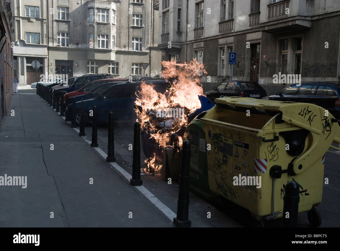 Il contenitore di riciclaggio a bruciare in Holesovice quartiere di Praga Repubblica Ceca Europa Foto Stock