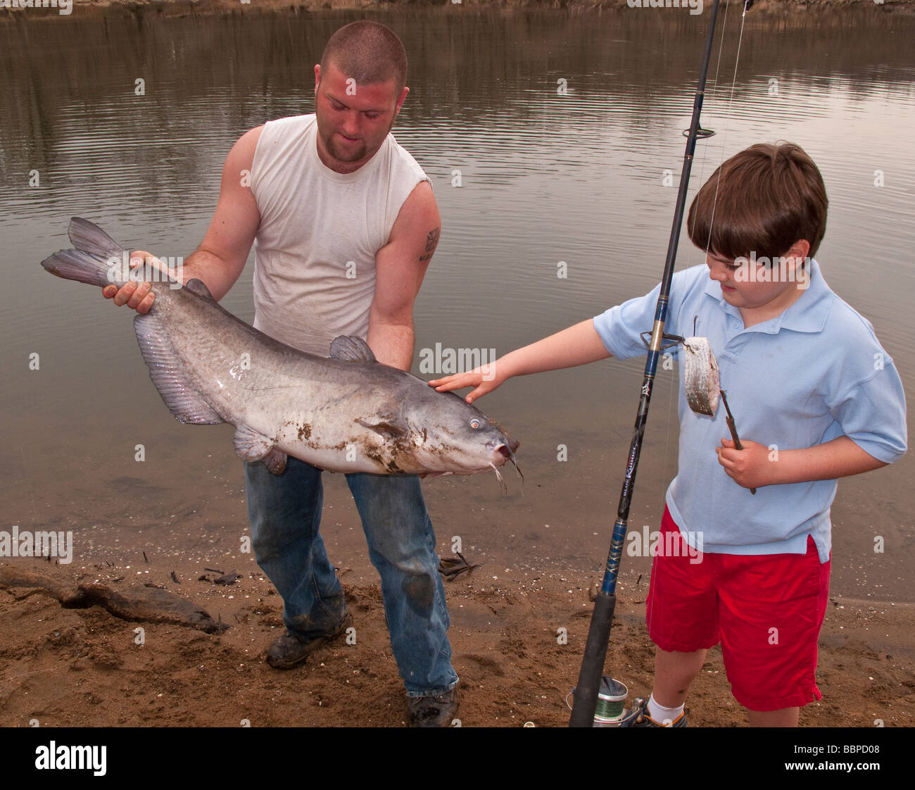 ARLINGTON VIRGINIA USA pescatore e ragazzo con quaranta pound catfish sul Fiume Potomac Foto Stock