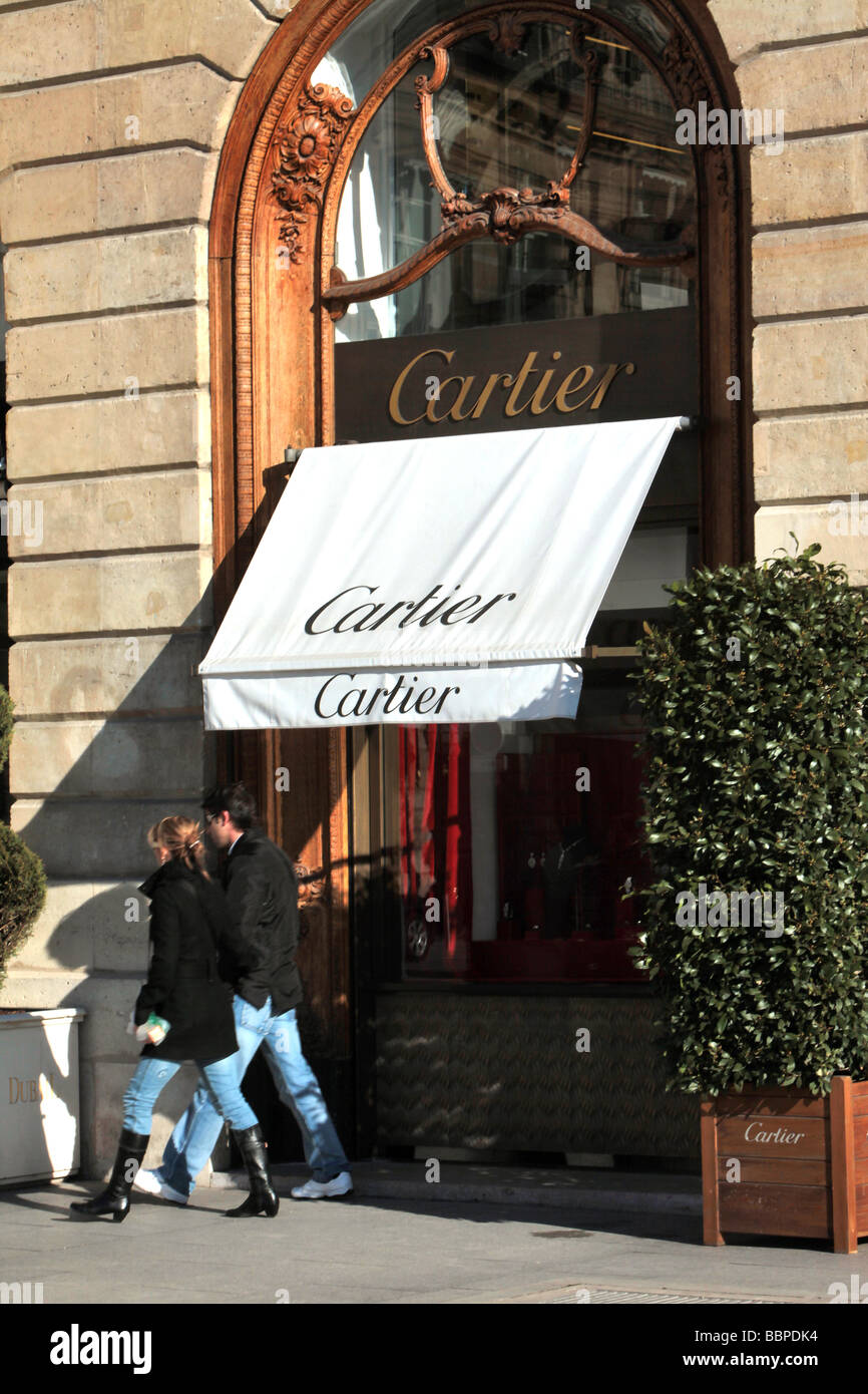 Paio di fronte alla boutique Cartier, Place Vendome, Parigi, Francia, Europa Foto Stock