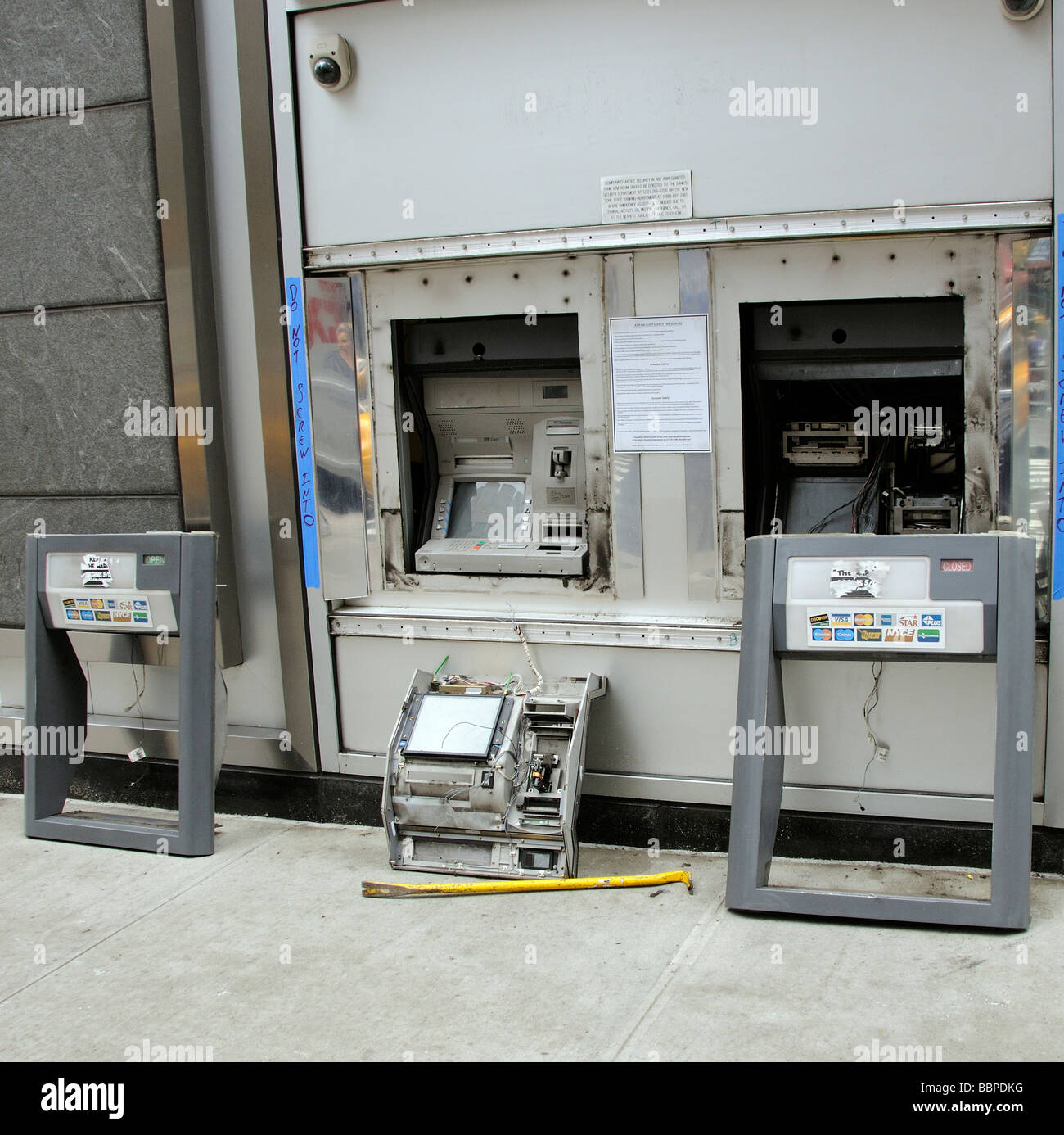 Danneggiato macchine ATM con un jemmy barra metallica recante sul marciapiede Broadway bank locali New York STATI UNITI D'AMERICA Foto Stock
