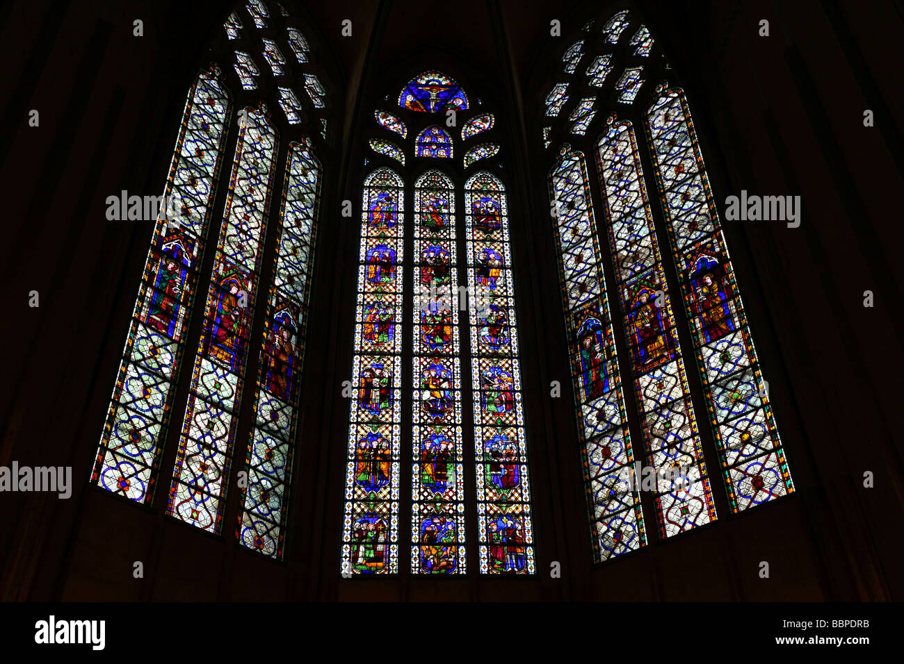 Il vetro macchiato Narbonne cattedrale gotica di San Giusto e santo Pasteur Languedoc-Roussillon Francia Foto Stock