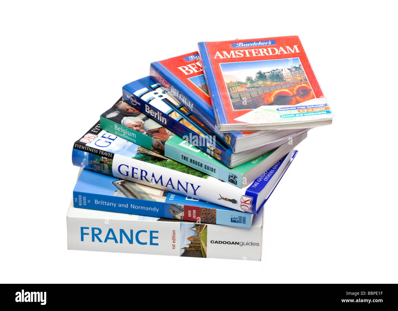Pila di guida di viaggio Europea libri su bianco Foto Stock