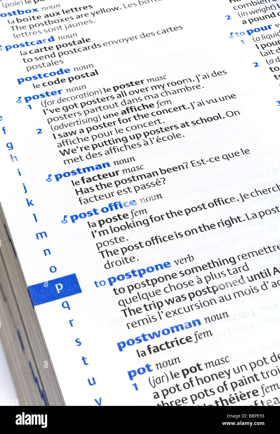 Le pagine di un libro di dizionario che mostra da inglese a francese lingua chiudi fino Foto Stock
