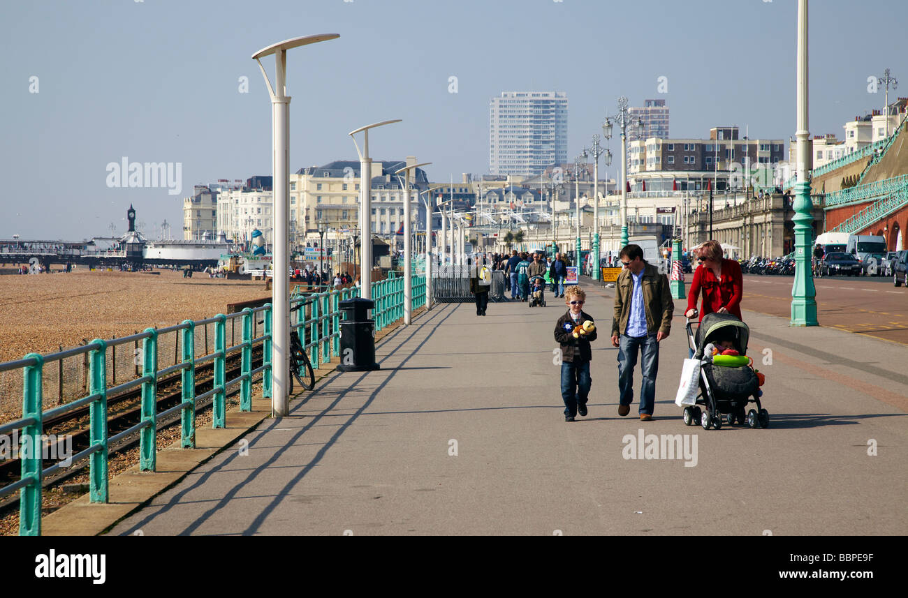 Famiglia passeggiate, lungomare, Brighton Foto Stock