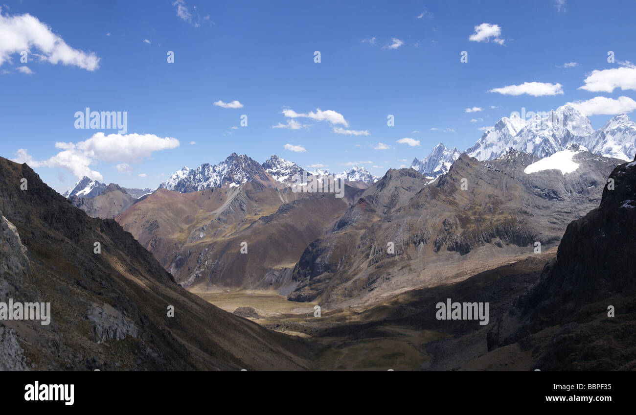 Alte Vette e valle glaciale Cordillera Huayhuash Ande del Perù Sud America Foto Stock