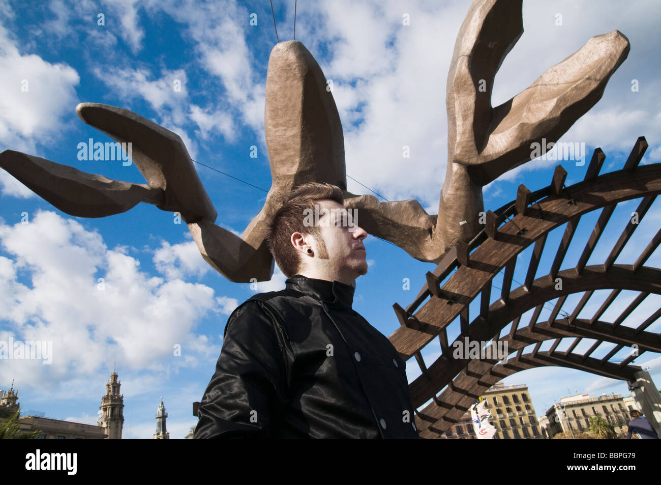 Giovane uomo con tatuaggi Foto Stock