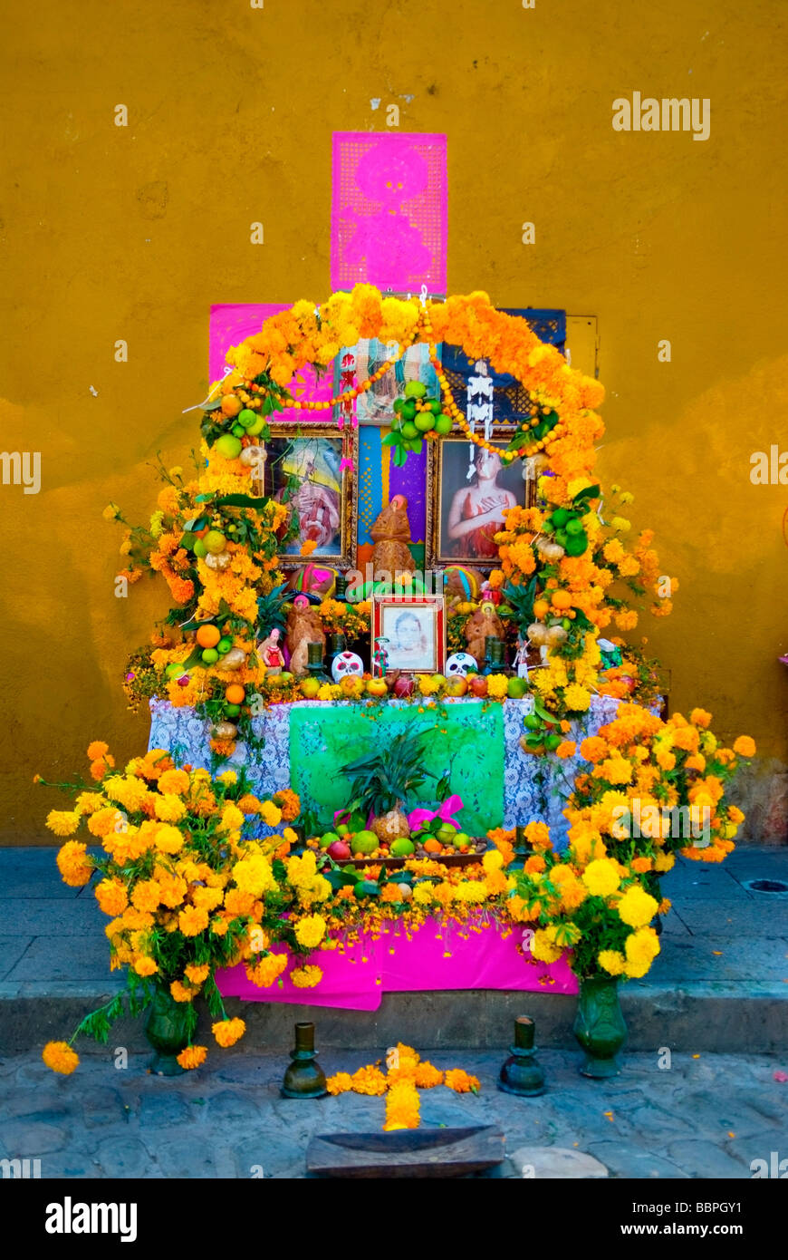 Messico;vivacemente colorato Tempio personale per commemorare una persona cara messicano per il Giorno dei Morti Foto Stock