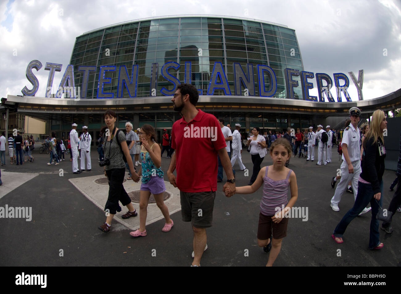 Passeggeri uscire la Staten Island Ferry Terminal in Lower Manhattan a New York per domenica 24 maggio 2009 Frances M Roberts Foto Stock