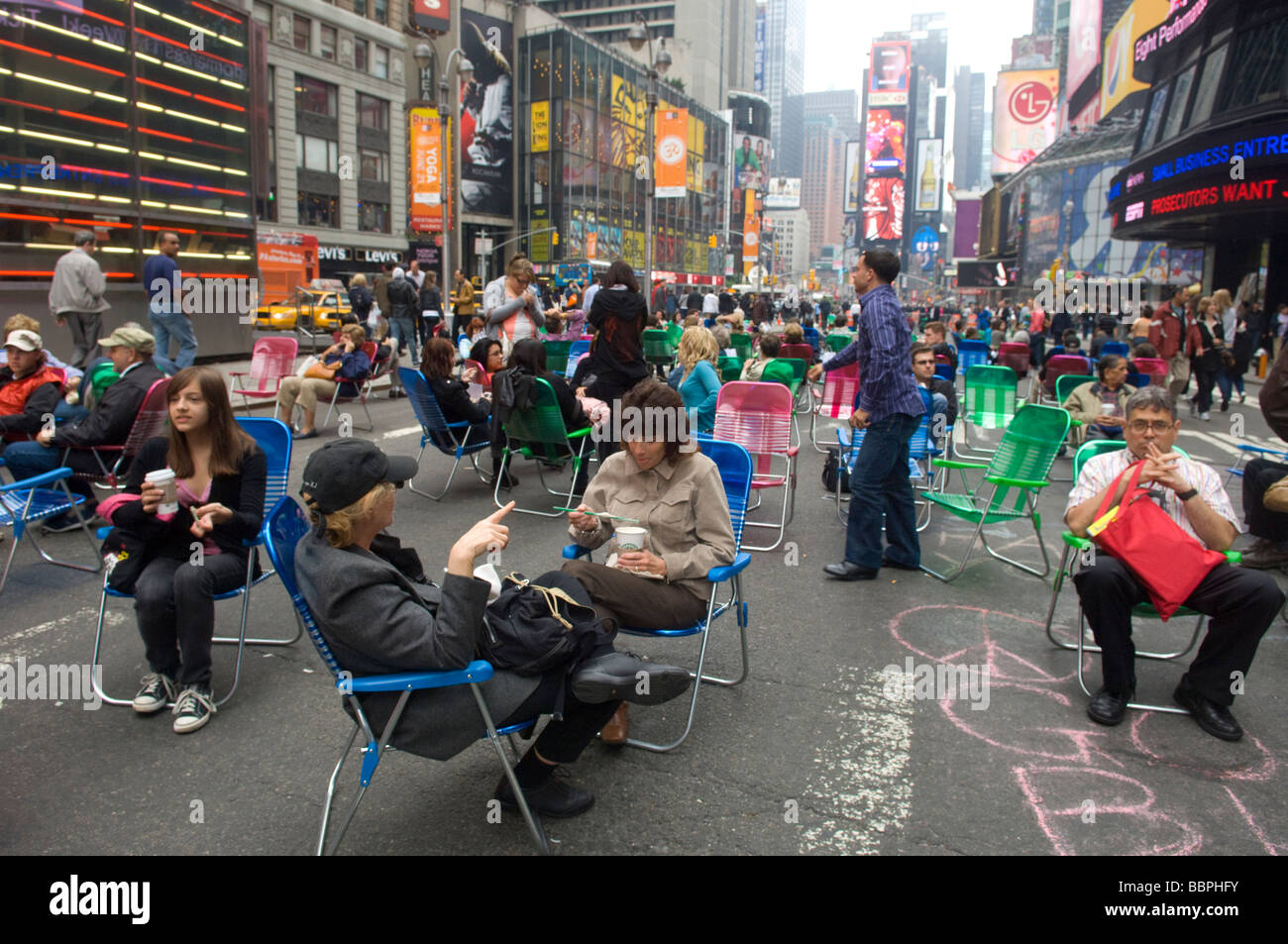 Pedoni sfruttare un nuovo i modelli di traffico in Times Square a New York Foto Stock