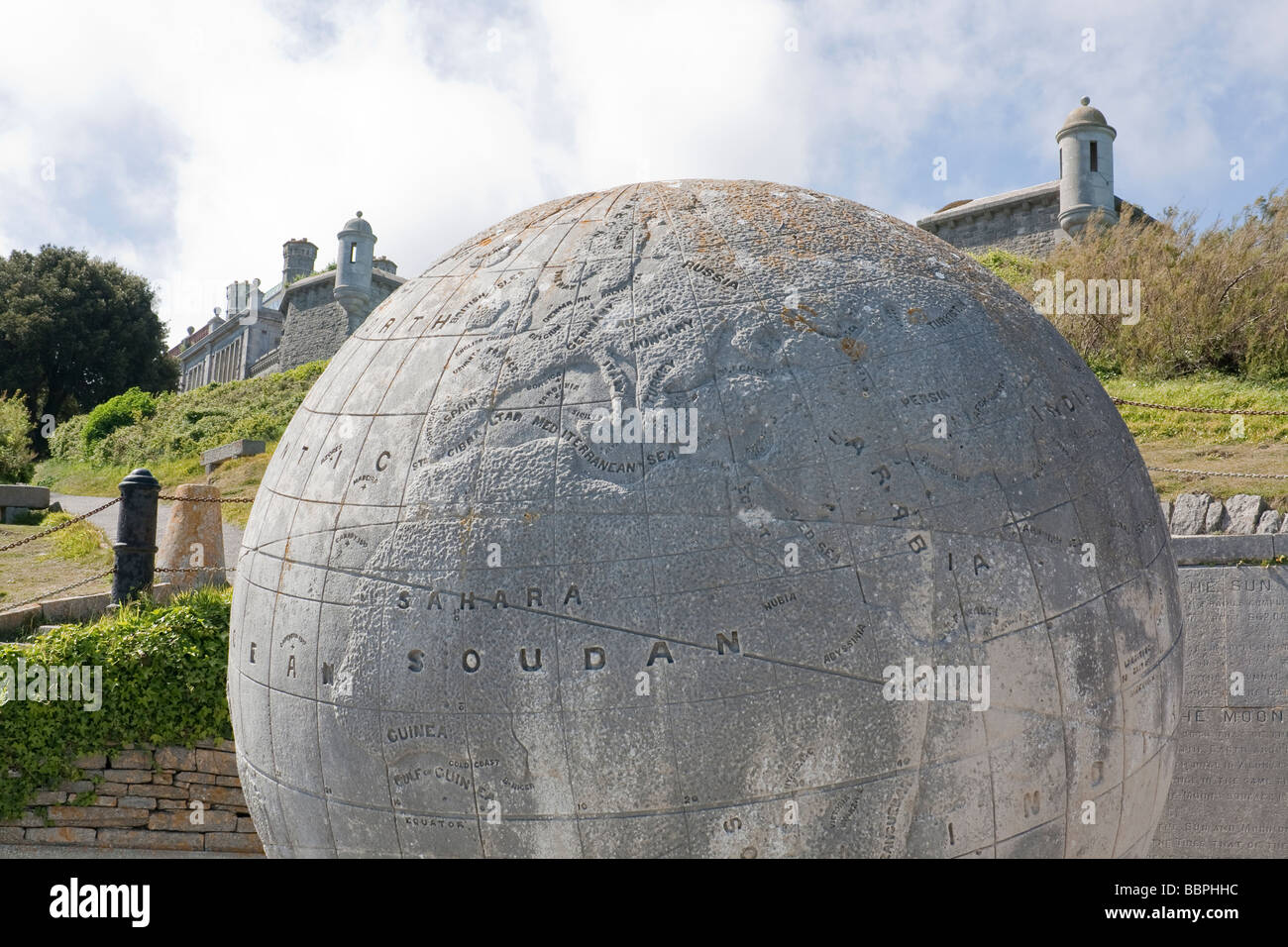 Il 40-ton calcare globo a Durlston sull'Isola di Purbeck vicino a Swanage Foto Stock