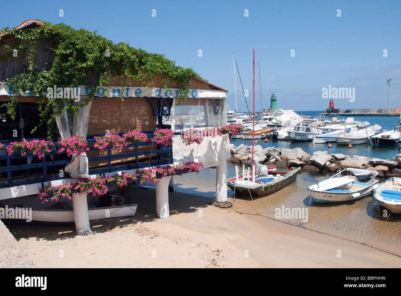 Ristorante sull'acqua sull'Isola del Giglio o Isola del Giglio fuori della costa toscana Foto Stock