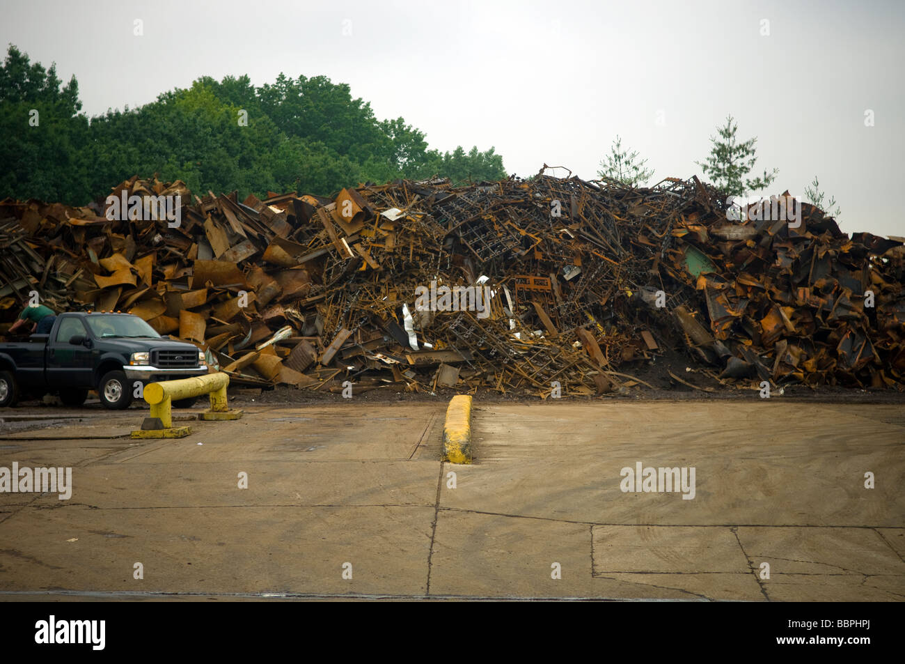 Rottami di metallo insieme a un metallo di scarto che il concessionario in Kearny NJ mercoledì 10 giugno 2009 Richard B Levine Foto Stock