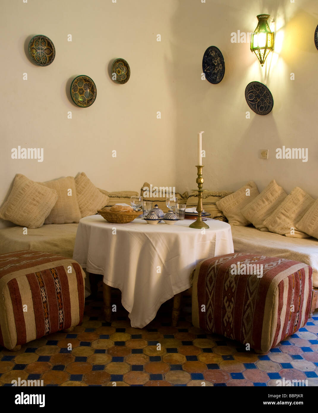 La sala da pranzo in hotel riad con classici mobili bassi sedie e divani e generico luci a parete essaouira marocco africa Foto Stock